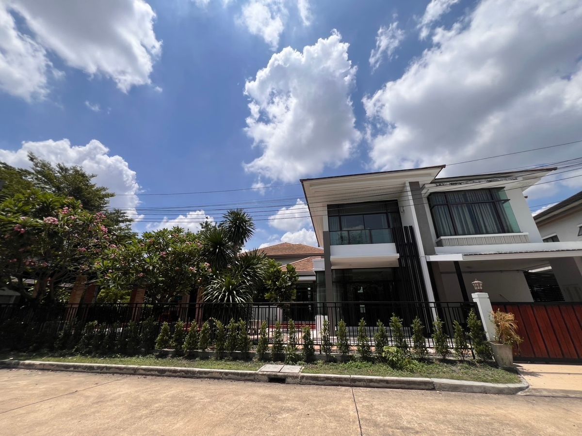 For RentHouseThaphra, Talat Phlu, Wutthakat : 3-storey detached house, beautiful corner room for rent in Phasi Charoen-Bang Wa area Near the Bang Wa BTS only 1.8 km.