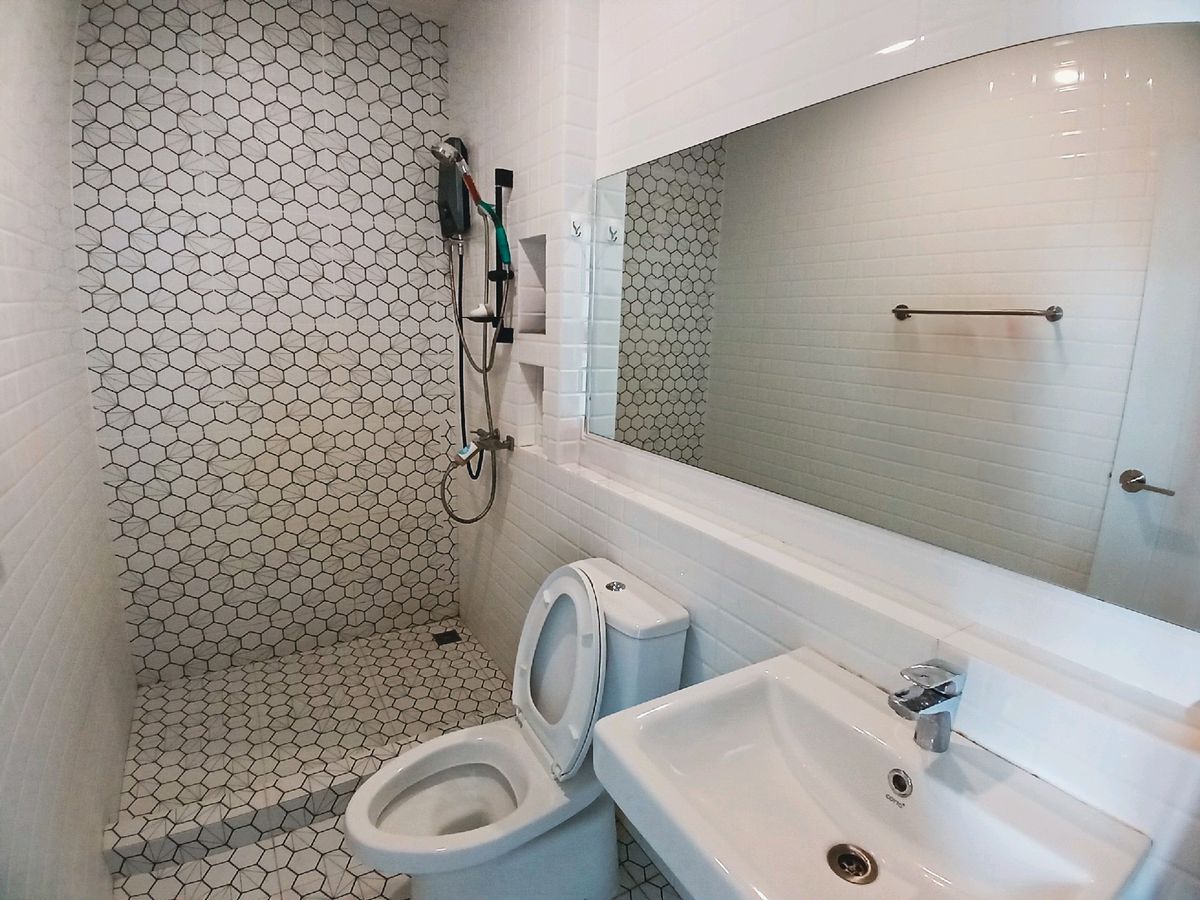 For RentHouseBangna, Bearing, Lasalle : 3-floor townhome for RENT in minimal style | Altitude Kraf Bangna, Good atmosphere with large garden view [ Welcome to pets ]