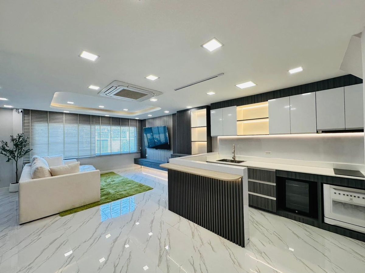 ขายทาวน์โฮมรัชดา ห้วยขวาง : บ้านหลังมุมใจกลางเมือง รัชดา 18 🏡  บ้านหลังมุม วิวสวย ปลอดโปร่ง ✨ พร้อมอยู่ทันที ครบทุกฟังก์ชัน ทำเลทองของเมือง ✨  S2501-437
