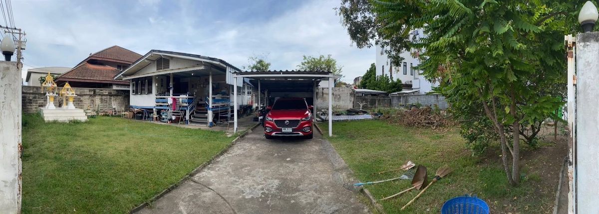 For SaleLandKasetsart, Ratchayothin : 📢 Land for Sale – Beautiful Square Plot in a Peaceful Location, Right in the Heart of the City