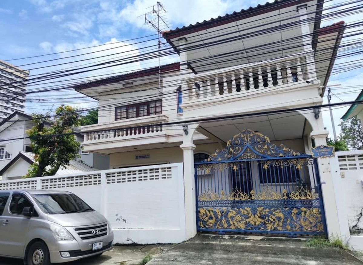 ให้เช่าบ้านบางนา แบริ่ง ลาซาล : เช่า หมู่บ้าน ถาวรนิเวศน์1 บางนตราด 14 ใกล้เซนทรัลบางนา สนใจติดต่อ 082-3223695