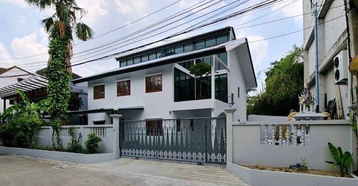 ให้เช่าบ้านโชคชัย4 ลาดพร้าว71 : บ้านเดี่ยว/Home office ให้เช่า 60,000/เดือน  ย่านลาดพร้าว - โชคชัย 4  มี รถมอเตอร์ไซค์รับจ้างRenovate ใหม่ทั้งหลัง สไตล์ฟิวชั่น โมเดิร์น ผสมผสานสถาปัตยกรรมดั้งเดิมของตัวบ้าน