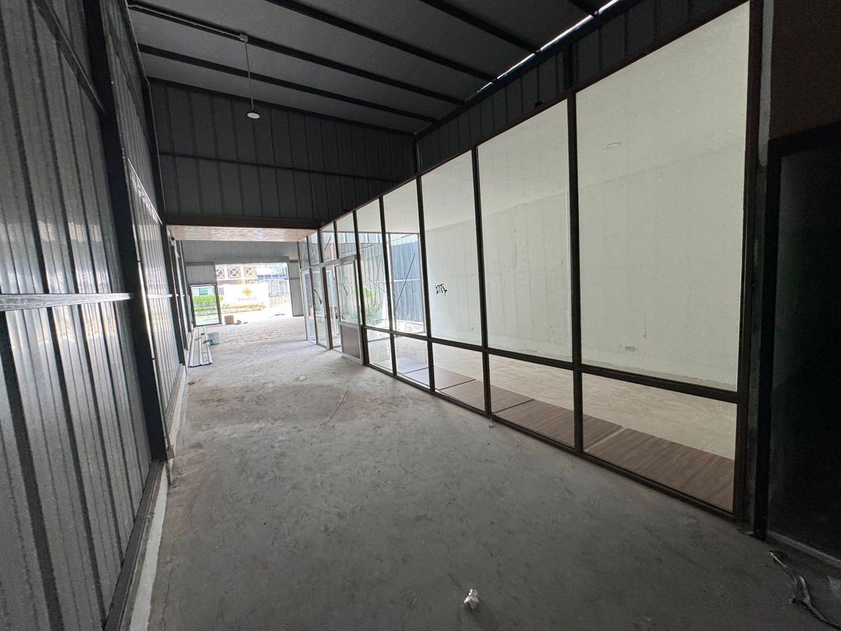 For RentWarehousePattanakan, Srinakarin : Rent a warehouse With offices in Srinakarin 16, the city center (N.1673)