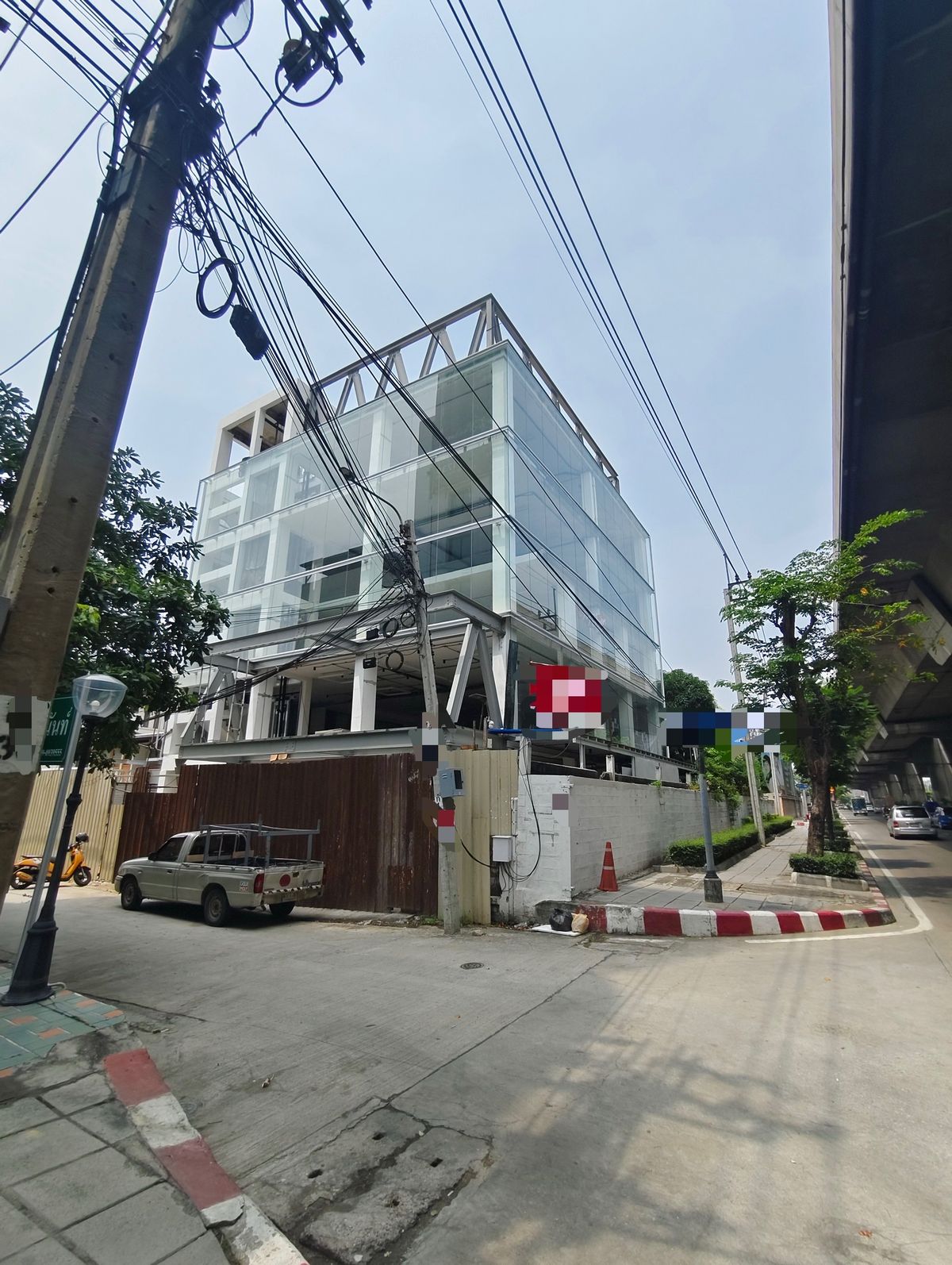 For RentOfficeRama9, Petchburi, RCA : Rental of the Stand ALONE 5 floor, on the main road, Rama 9, new building Modern style, ready to use, suitable for companies that need professional images and convenient locations.