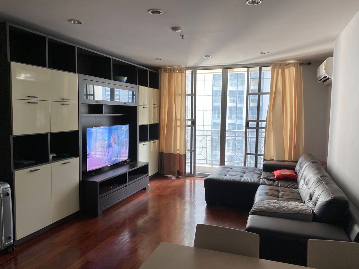 For RentCondoSukhumvit, Asoke, Thonglor : 2 bed 1 bath 80 sqm condo at Asoke Place for rent 28,000THB per month, Sukhumvit soi 21, Asoke BTS station