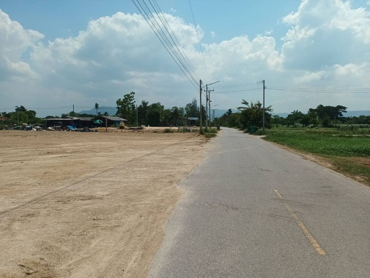 For SaleLandCha-am Phetchaburi : No more worth !! The land is divided into mountain views on the road. Near Cha-Am beach-Hua Hin.