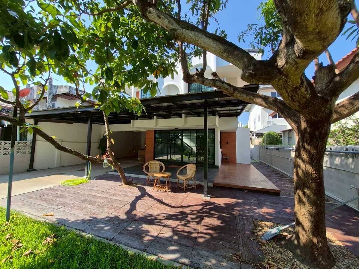 ให้เช่าบ้านบางนา แบริ่ง ลาซาล : 💥ForRent💥 Houses with Private Garden 🏡 3 Bed 🛒 Near  Mega Bangna only 5 minutes !!  Pet Friendly 🐶