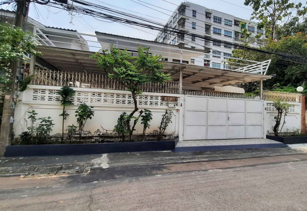 For RentHouseRatchadapisek, Huaikwang, Suttisan : HR2396 2 -story house for rent, Yu Charoen Village Soi Pracharat Bamphen 24, Huai Khwang District, ready