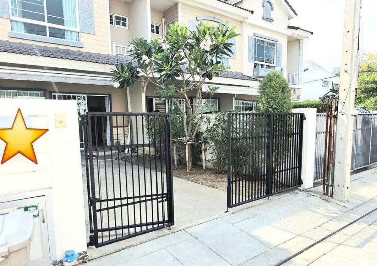For RentTownhomeSamut Prakan,Samrong : 2 -story townhome for rent in a British style village, a new house, just renovated near Mega Bangna Interested, can say hello.