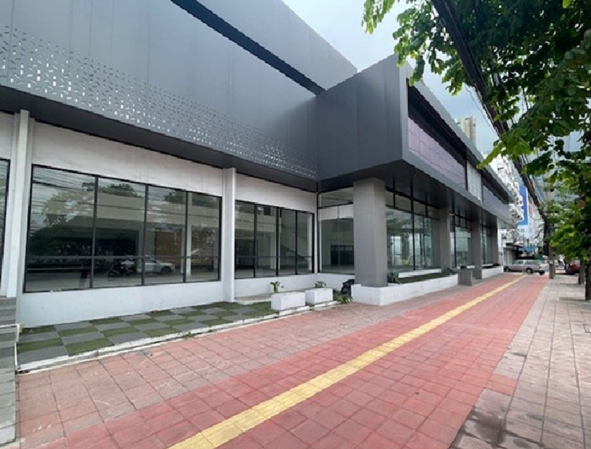 For RentShowroomNonthaburi, Bang Yai, Bangbuathong : For Rent for rental space with offices and service centers / land area 2 rai / on Kanchanaphisek Road, Bang Yai area, Central West Gate 1.5 km / very good location