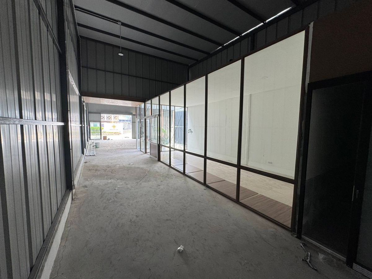 For RentWarehousePattanakan, Srinakarin : Rent a warehouse With offices in Srinakarin 16, the city center (N.1673)