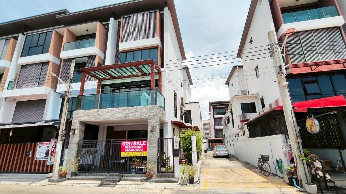ขายทาวน์โฮมพระราม 2 บางขุนเทียน : 🏠 ขาย Townhome 3 ชั้น โครงการ “อนินทาวน์ เทียนทะเล 7” (ท่าข้าม พระราม 2)📍 บ้านเลขมงคล 8/99 แปลงที่ 98 – หลังหัวมุม ทำเลดี พื้นที่ว่างด้านข้าง สวยพร้อมอยู่!