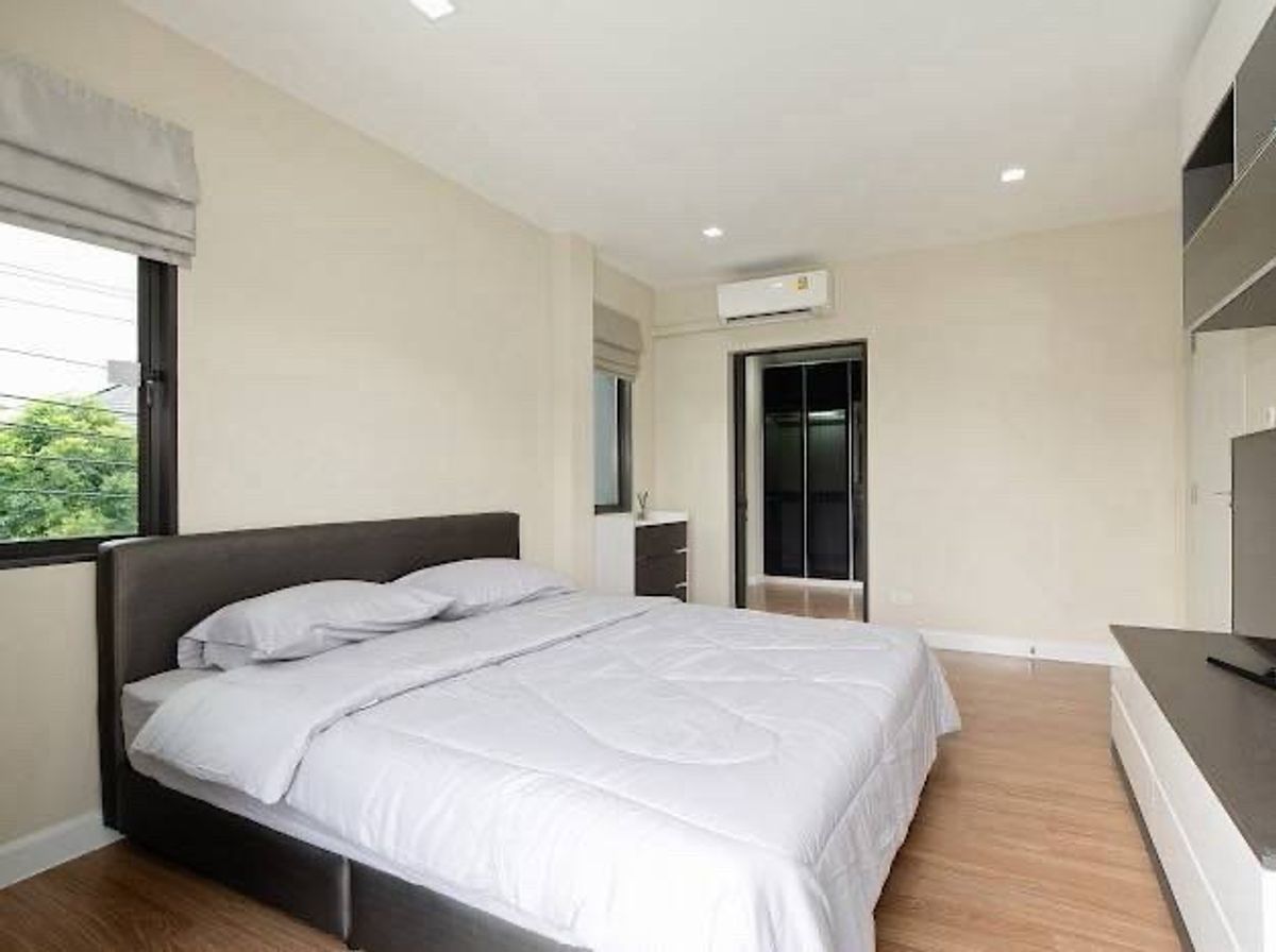 For RentHouseMin Buri, Romklao : 💥Forrent💥4BED • Venue Rama9 Village 🏡 location: New Krungthepkreetha 🐶 Pet Friendly‼ ️ Ready to Move in‼ ️