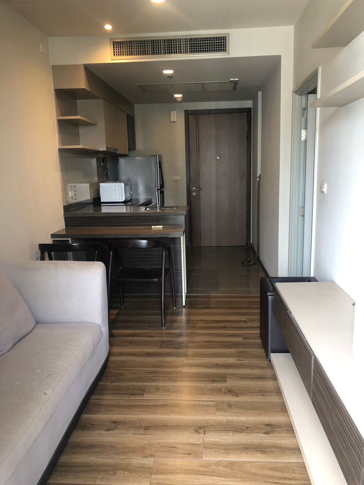 For SaleCondoSapankwai,Jatujak : Urgent sale! Price negotiable onyx, popular building of Saphan Khwai Ari people near Big C, location near Saphan Saphan Khwai, convenient to travel, do not miss! Interested contact 0876358339