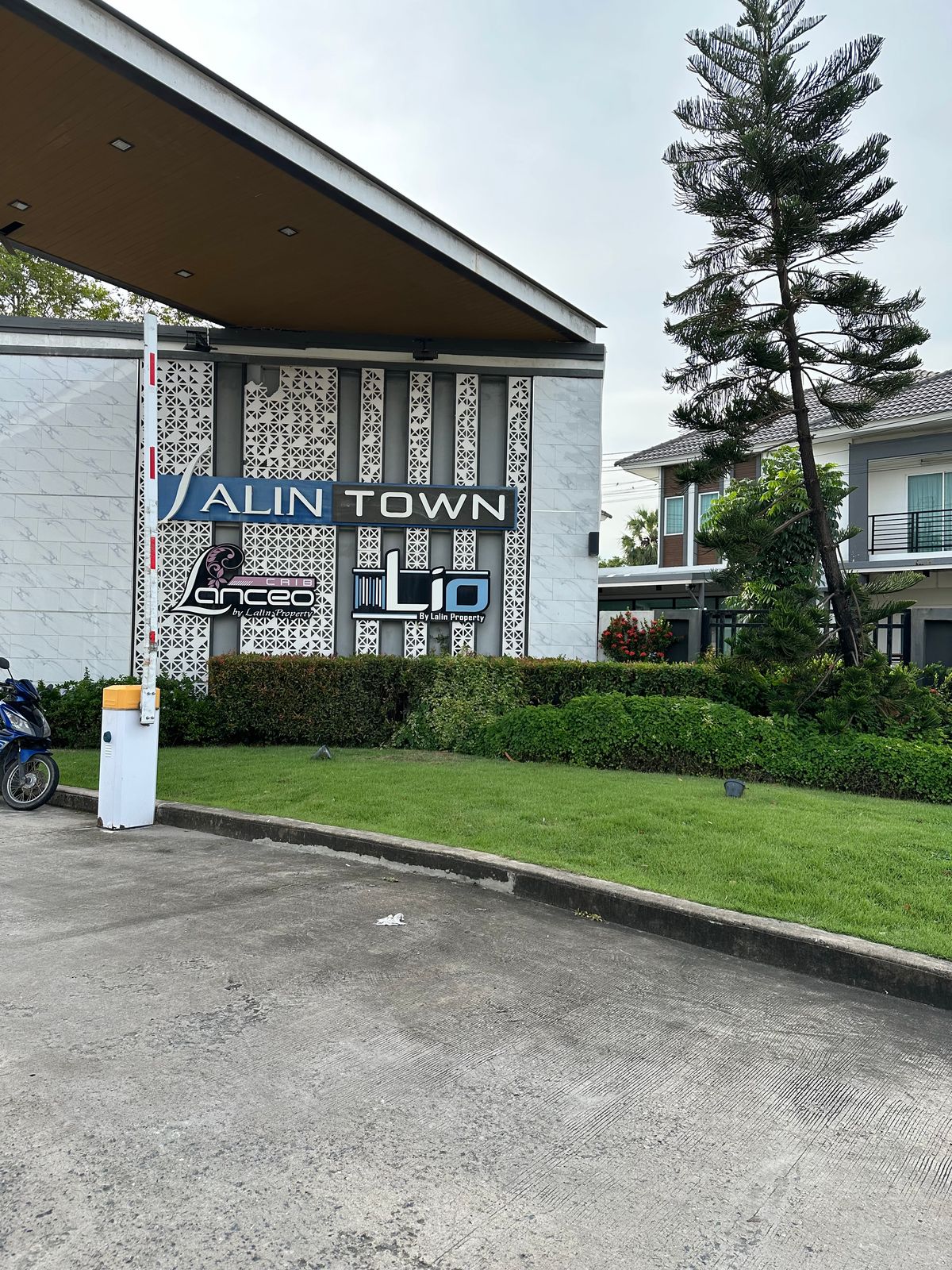 For SalePathum Thani,Rangsit, Thammasat : Urgent sale ❗️ Wide twin house with parking