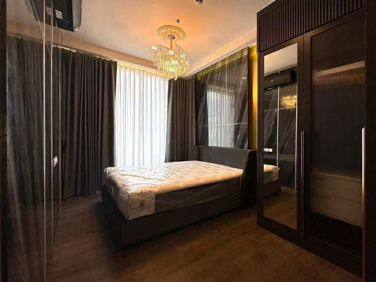 For RentCondoRatchathewi,Phayathai : Built in condo for rent in the whole room. The decoration room is very elegant (150 meters to BTS Ratchathewi). Interested.