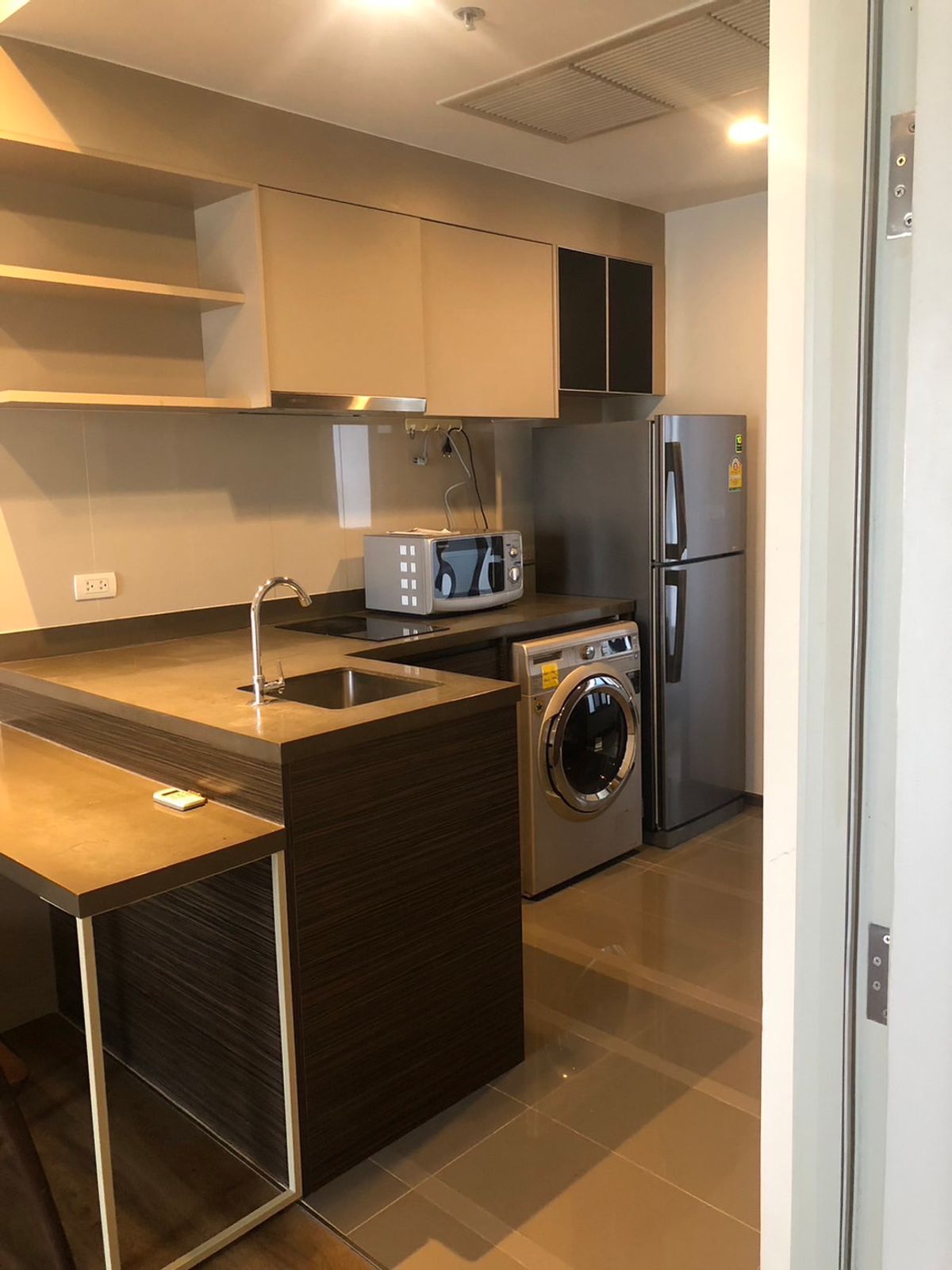 For SaleCondoSapankwai,Jatujak : Urgent sale! Price negotiable onyx, popular building of Saphan Khwai Ari people near Big C, location near Saphan Saphan Khwai, convenient to travel, do not miss! Interested contact 0876358339