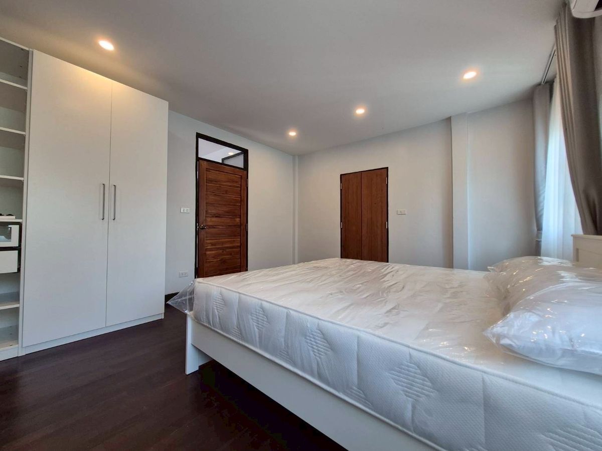 ให้เช่าบ้านบางนา แบริ่ง ลาซาล : 💥ForRent💥 Houses with Private Garden 🏡 3 Bed 🛒 Near  Mega Bangna only 5 minutes !!  Pet Friendly 🐶