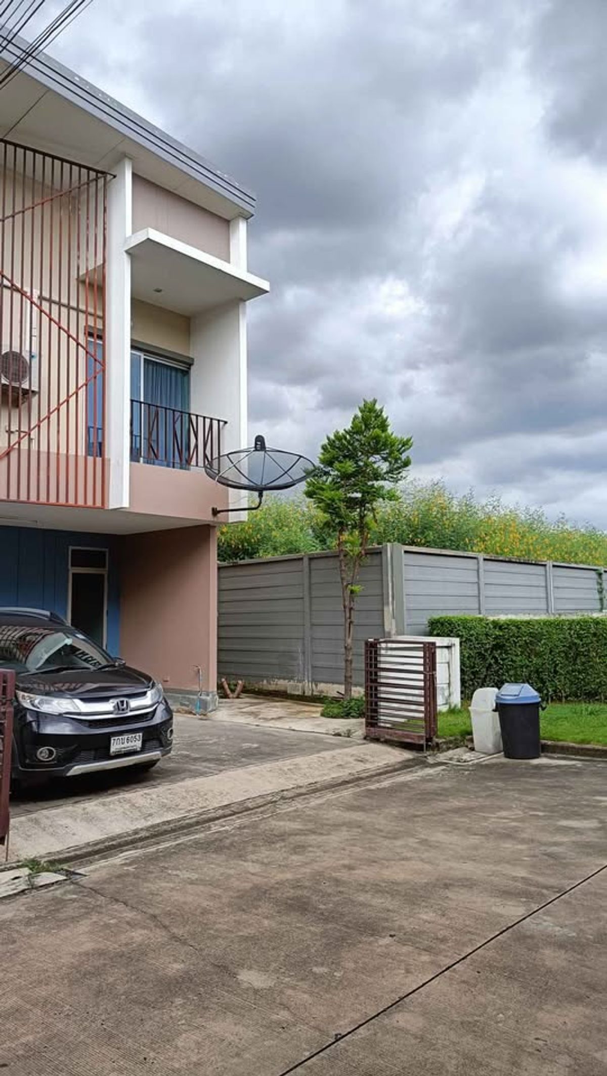 For RentHouseChaengwatana, Muangthong : Rent a detached house Chuan Chuen Modus Chaengwattana Village, near Central Chaengwattana Chaeng Watthana Expressway And Muang Thong Thani Pink Line (Pak Kred City Station)