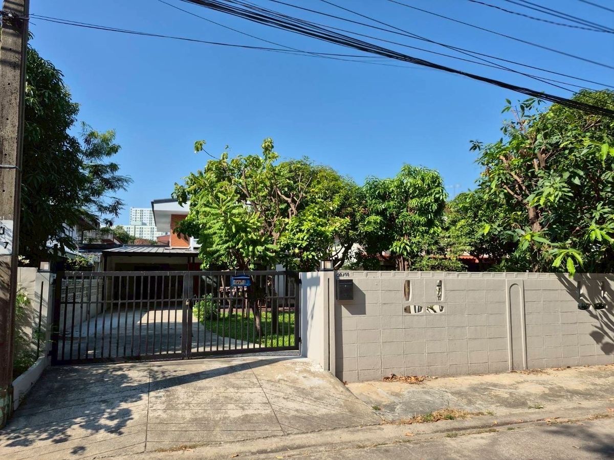 ให้เช่าบ้านบางนา แบริ่ง ลาซาล : 💥ForRent💥 Houses with Private Garden 🏡 3 Bed 🛒 Near  Mega Bangna only 5 minutes !!  Pet Friendly 🐶