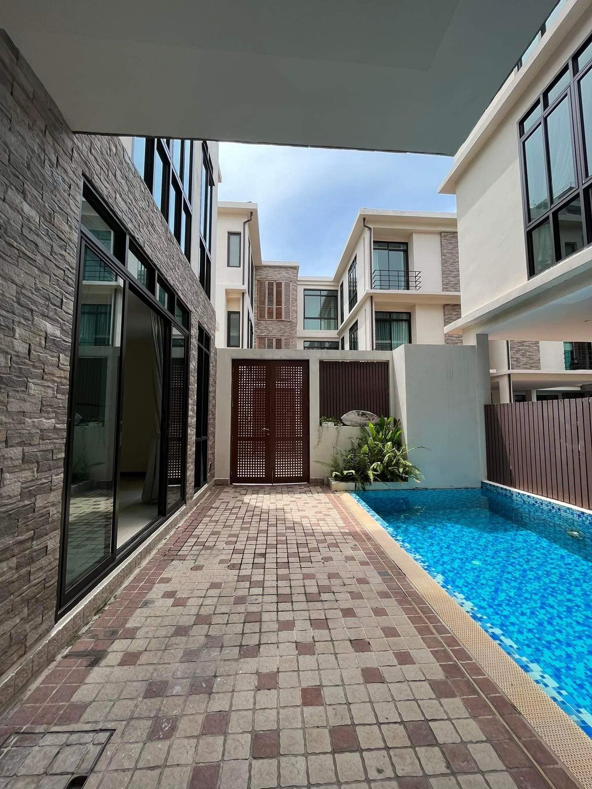 ให้เช่าสุขุมวิท อโศก ทองหล่อ : 🏠 ให้เช่าบ้านเดี่ยว 3 ชั้น Pool Villa ⭐️ โครงการ em villas by wynn suite @ sukhumvit24  Pool Villa
