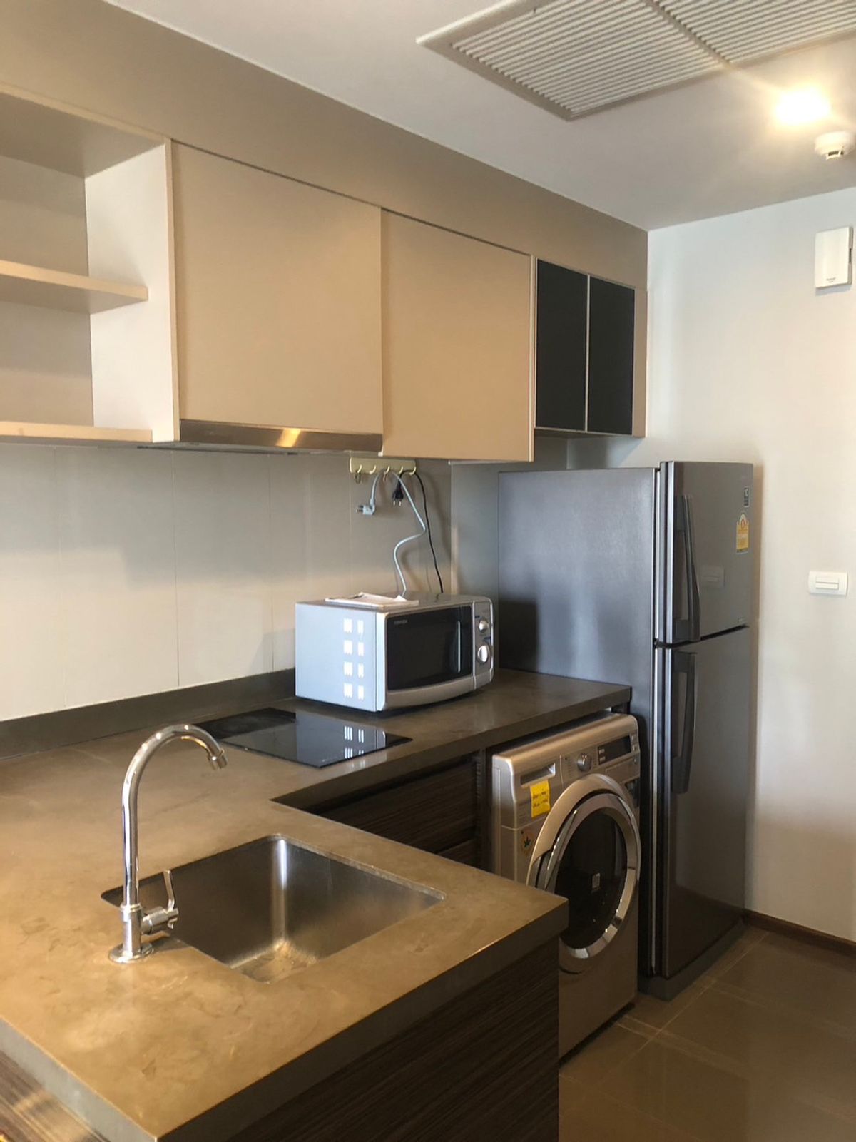 For SaleCondoSapankwai,Jatujak : Urgent sale! Price negotiable onyx, popular building of Saphan Khwai Ari people near Big C, location near Saphan Saphan Khwai, convenient to travel, do not miss! Interested contact 0876358339