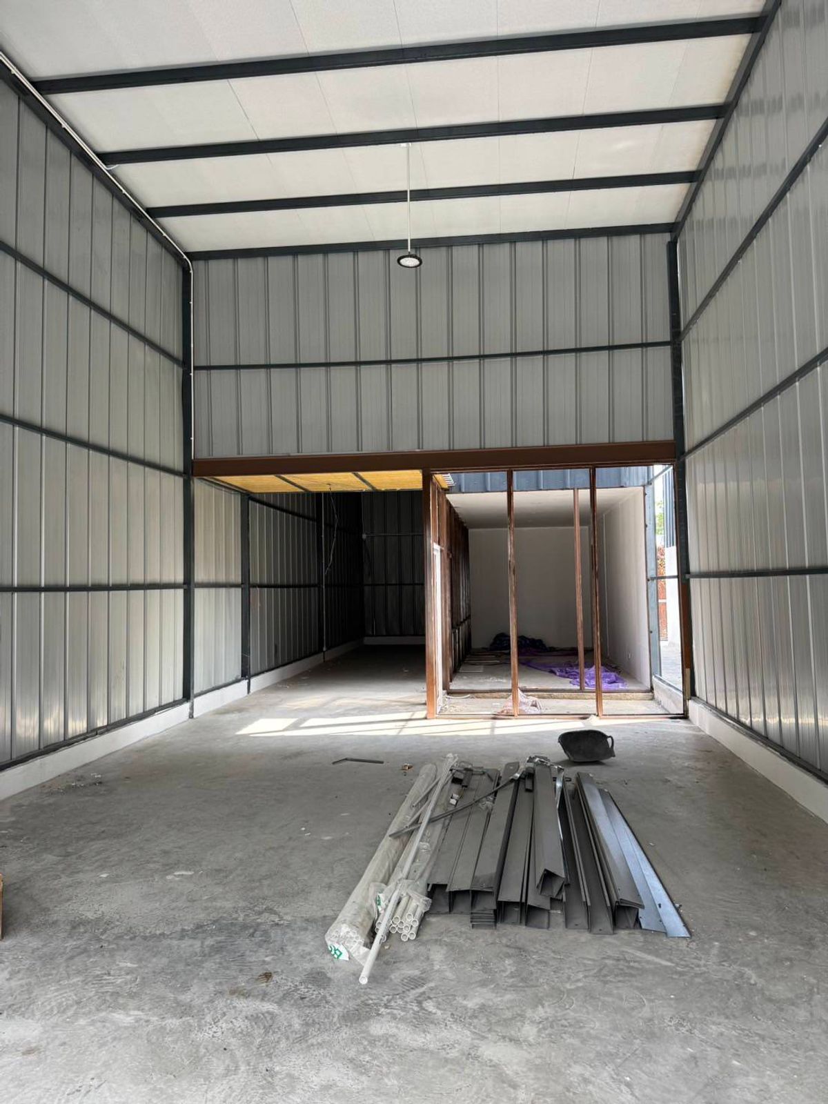 For RentWarehousePattanakan, Srinakarin : Rent a warehouse With offices in Srinakarin 16, the city center (N.1673)