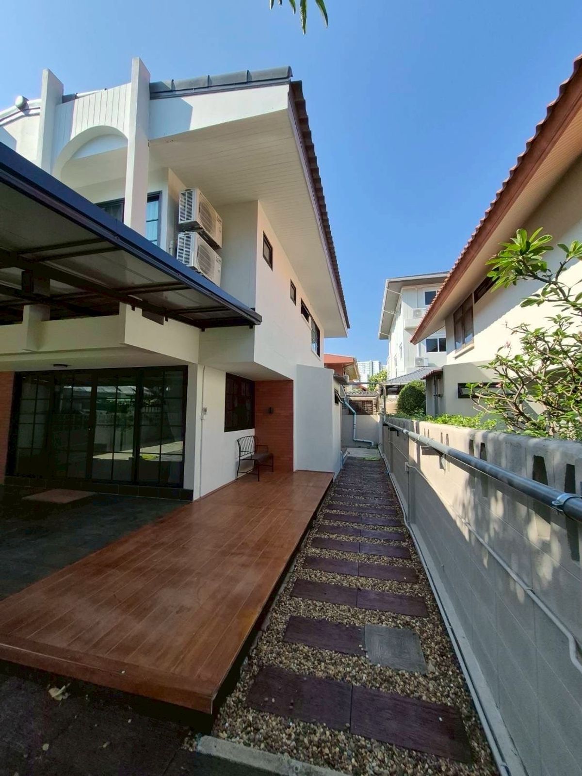 ให้เช่าบ้านบางนา แบริ่ง ลาซาล : 💥ForRent💥 Houses with Private Garden 🏡 3 Bed 🛒 Near  Mega Bangna only 5 minutes !!  Pet Friendly 🐶