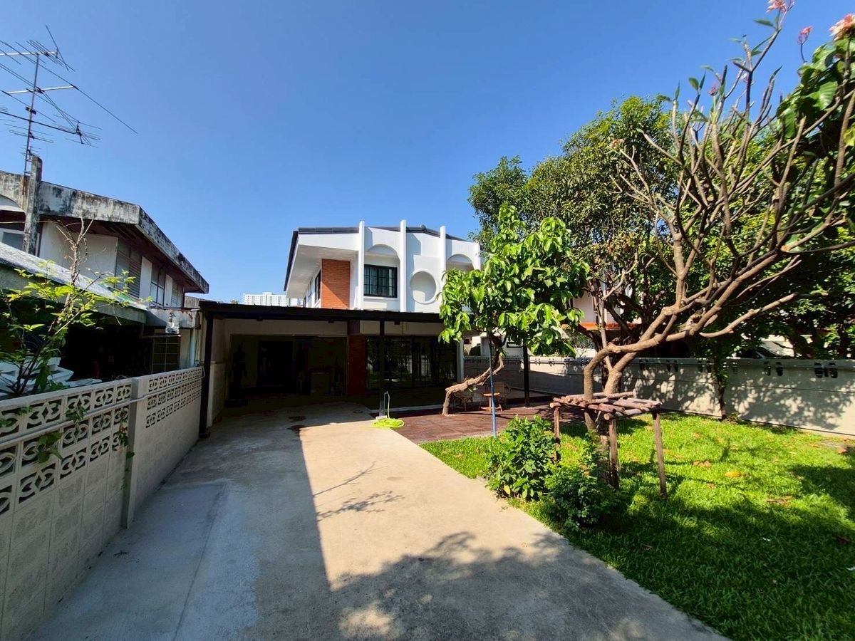 ให้เช่าบ้านบางนา แบริ่ง ลาซาล : 💥ForRent💥 Houses with Private Garden 🏡 3 Bed 🛒 Near  Mega Bangna only 5 minutes !!  Pet Friendly 🐶