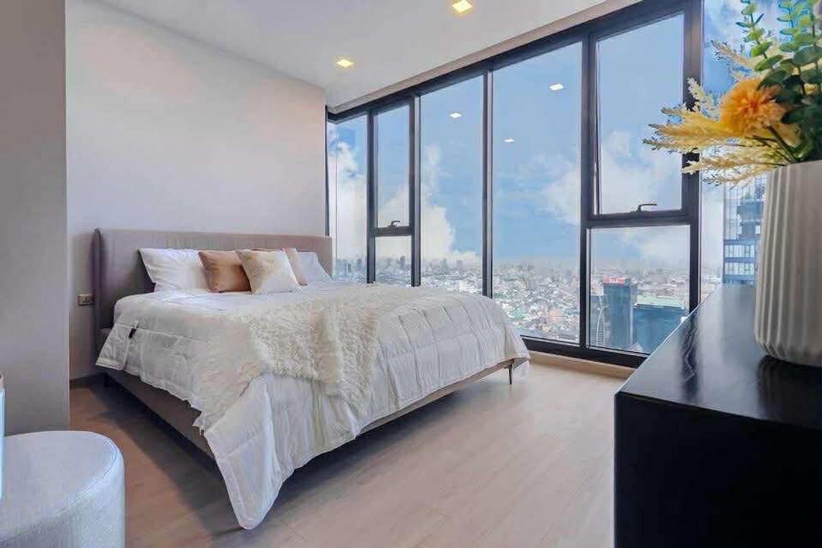 For RentCondoRama9, Petchburi, RCA : Luxurious condo for rent, beautiful decoration room Interested, can say hello.