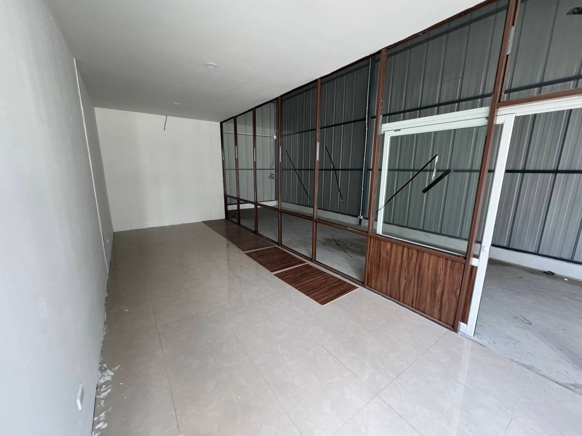 For RentWarehousePattanakan, Srinakarin : Rent a warehouse With offices in Srinakarin 16, the city center (N.1673)