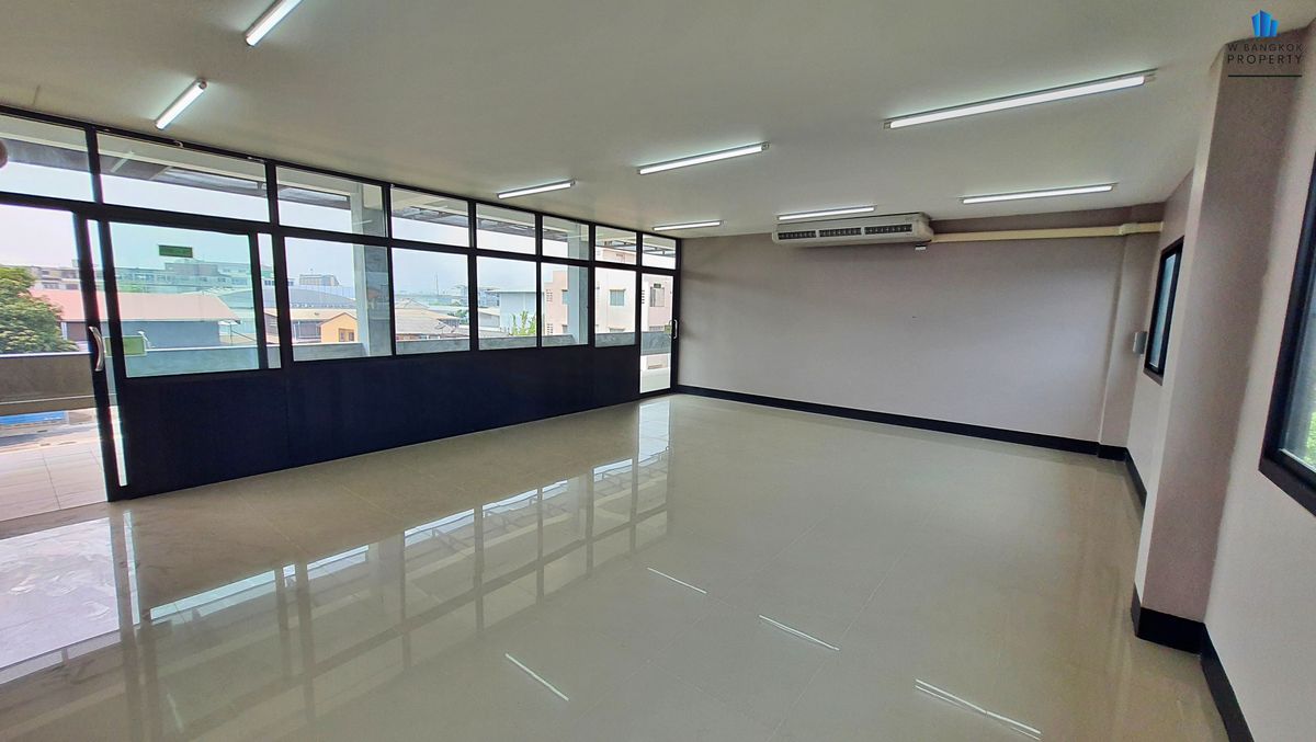 ขายสำนักงานพัฒนาการ ศรีนครินทร์ : HOT PRICE !! ขายอาคารสำนักงาน 2,500 ตรม. สภาพใหม่มาก อาคารสวย ใกล้ รถไฟฟ้าสายสีเหลือง สถานี ศรีนครินทร์ 38 เพียง 300 เมตรเท่านั้น