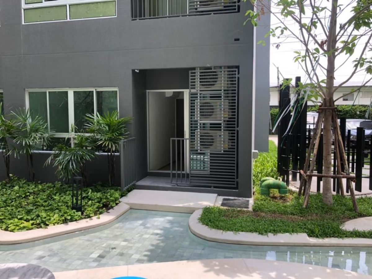 For RentCondoKasetsart, Ratchayothin : Rent a Rare Item Pool ACESS at Elio Del MOSS. Near Kasetsart University-Building A, Rim Rim 1, Pool Access, can walk into the pool. The view of the pool is beautiful, relaxing, the whole building A has only 5 pool access. This is 1 in 5 rooms.