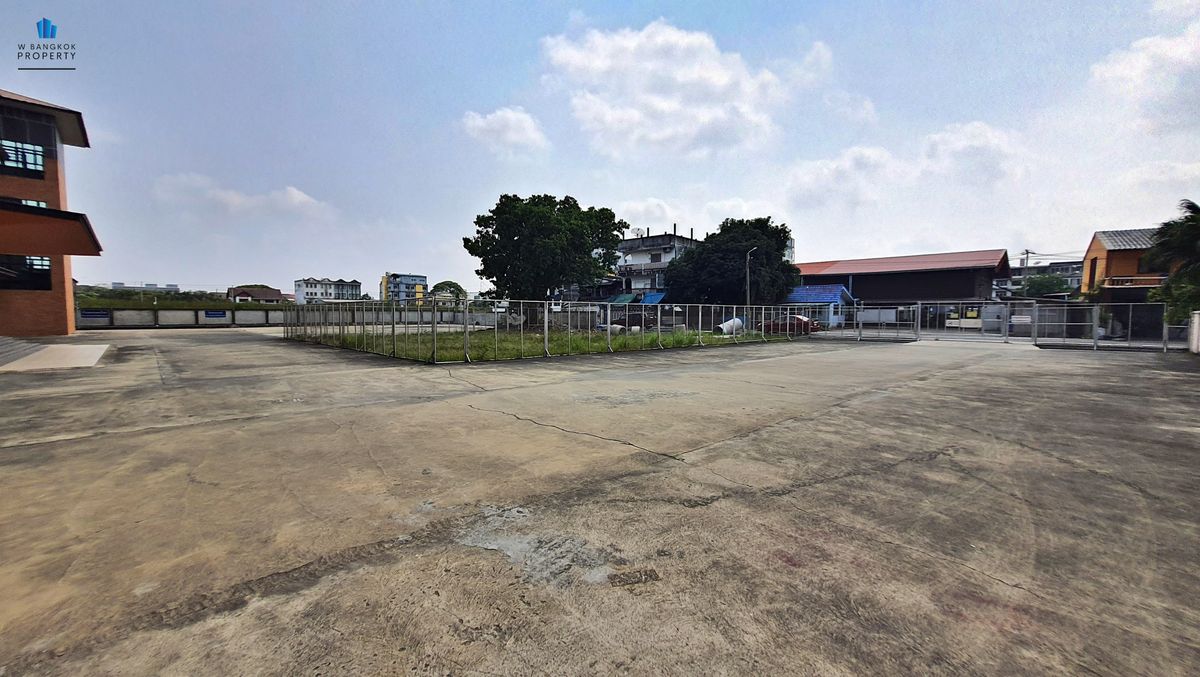 ขายสำนักงานพัฒนาการ ศรีนครินทร์ : HOT PRICE !! ขายอาคารสำนักงาน 2,500 ตรม. สภาพใหม่มาก อาคารสวย ใกล้ รถไฟฟ้าสายสีเหลือง สถานี ศรีนครินทร์ 38 เพียง 300 เมตรเท่านั้น