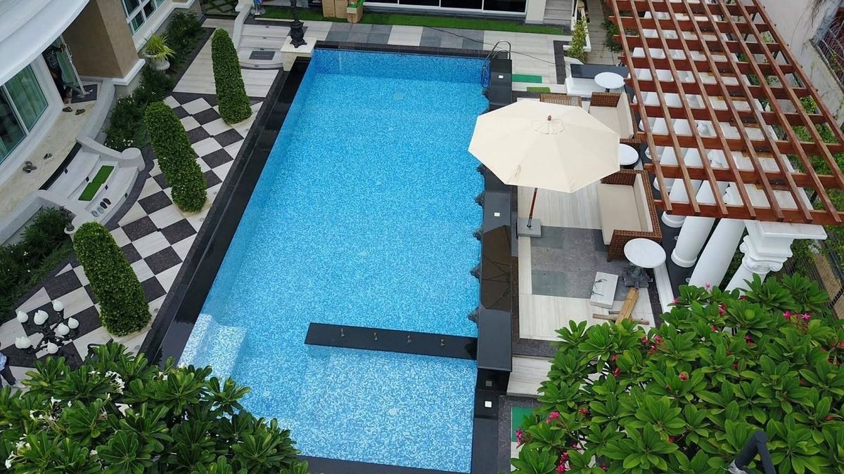 ขายบ้านพระราม 9 เพชรบุรีตัดใหม่ RCA : 📍ขายบ้านหรู 15 นาทีจากสยามพารากอนโซนดินแดง  ขนาด 1200 Sq.m 5 bed 6 bath เพียง 135 MB