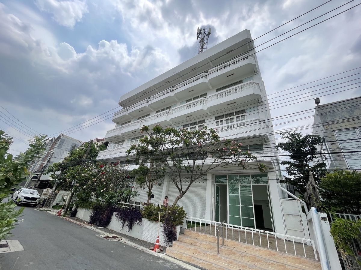 ให้เช่าอาคารพาณิชย์สุขุมวิท อโศก ทองหล่อ : ให้เช่าอาคารพาณิชย์ 3.5 ชั้น ใช้สอย 500ตร.ม 5 คูหา สุขุมวิท101/1 ซอย วชิรธรรมสาธิต 51 