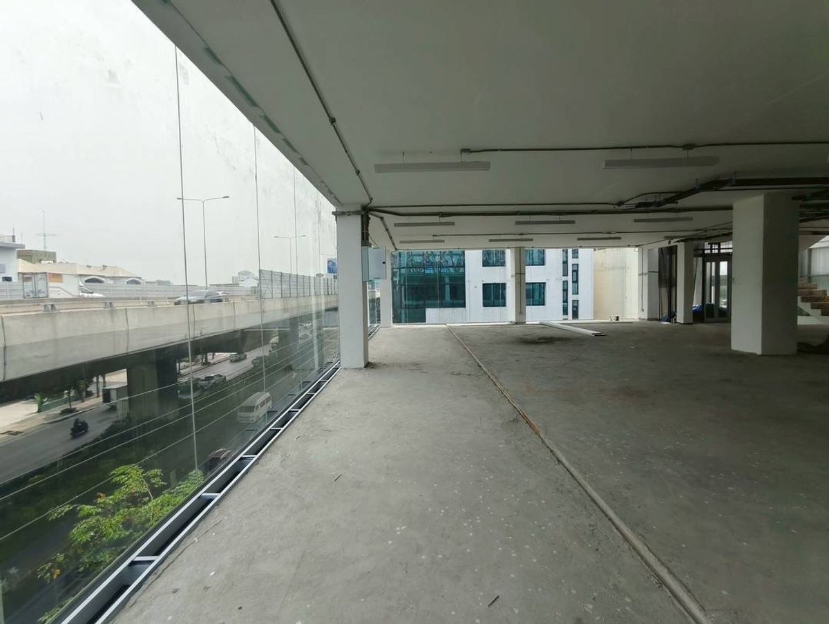 For RentShowroomRama9, Petchburi, RCA : Rent a new showroom on Rama 9 Road. There are 20 parking elevators suitable for small hospitals, surgery hospitals, beauty clinics, animal hospitals, healthcare hub, wellness center, company office.