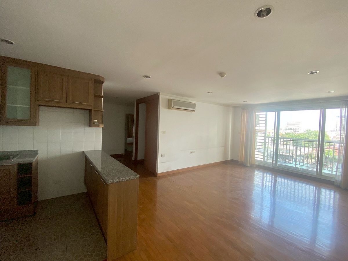 For SaleCondoSathorn, Narathiwat : 📢👇 Urgent! Special pre-renovation price for Low rise building. Rare 3-bedroom unit with spacious layout and large balcony, located in a highly sought-after area—top-ranked for both residential living and investment opportunities. Near Villa market 