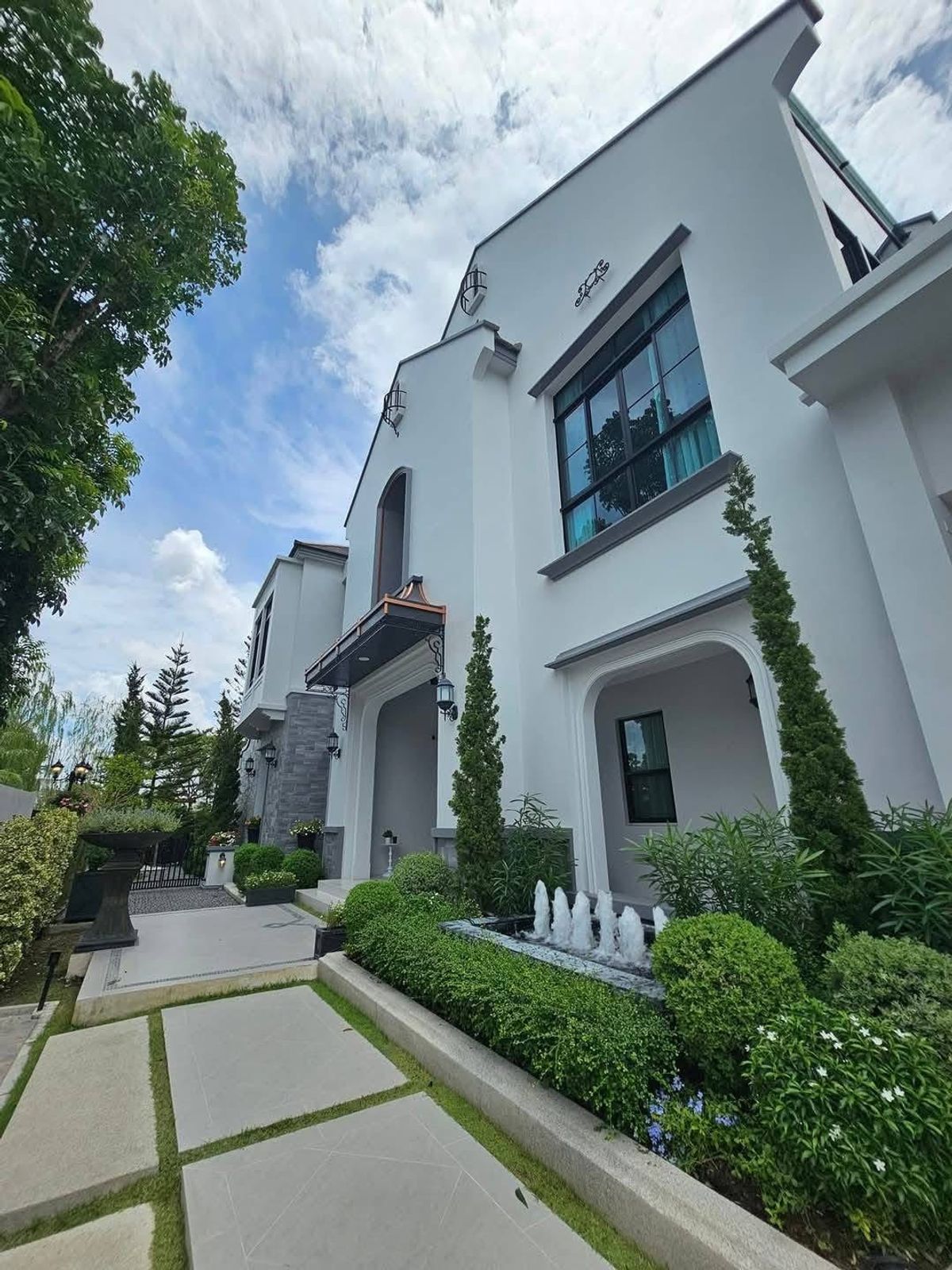 บ้านพัฒนาการ ศรีนครินทร์ : Nantawan Rama9 -New Krengthepkreetha: 170sqwah 650sqm. 5bed 5bath + 3 maid rooms 110 mil 590k/mth Am: 0656199198