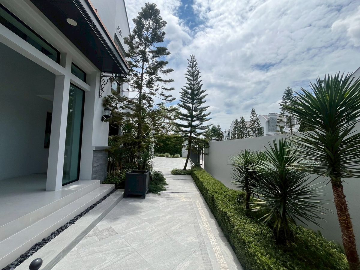 ขายบ้านปิ่นเกล้า จรัญสนิทวงศ์ : 🏡 ขายบ้านหรู นันทวัน ปิ่นเกล้า - กาญจนาภิเษก บ้าน Type Leduc | พื้นที่ใช้สอย 608 ตร.ม. | ที่ดิน 190 ตร.วา | ราคา 70 ล้านบาท (ภาพบ้านตัวอย่าง)