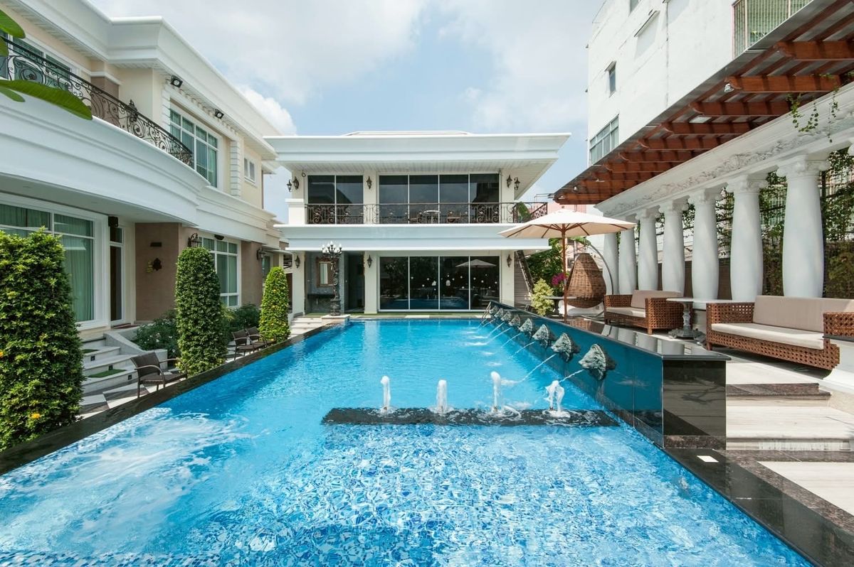 For SaleHouseRama9, Petchburi, RCA : 📍 Sell luxury houses 15 minutes from Siam Paragon Zone Din Daeng 1200 SQ.M 5 Bed 6 Bath, only 135 MB