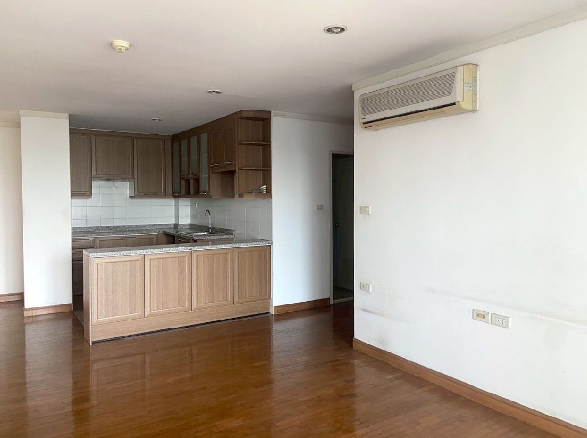 For SaleCondoSathorn, Narathiwat : Selling Bann Siri Sathorn Saunplu, size 107.96 SQ.M, only 11.5 MB. Contact 086-795-9997 (Jimmy).
