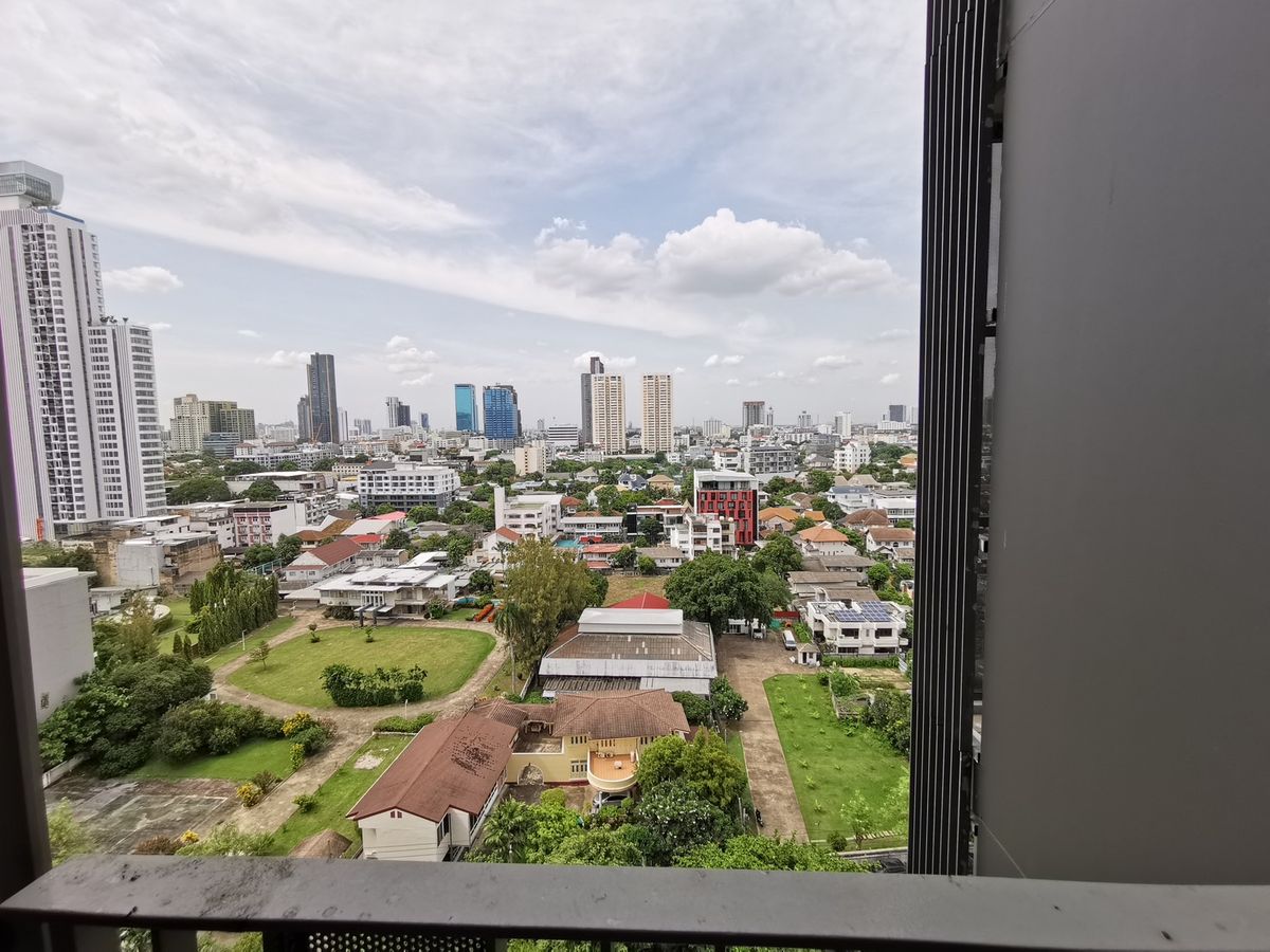 CondoSukhumvit, Asoke, Thonglor : CEIL BY SANSIRI condo is convenient to travel near the BTS train. There is a full furniture shuttle. Ready to stay immediately  