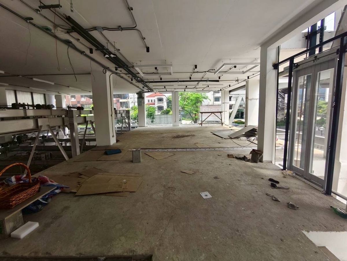 For RentShowroomRama9, Petchburi, RCA : Rent a new showroom on Rama 9 Road. There are 20 parking elevators suitable for small hospitals, surgery hospitals, beauty clinics, animal hospitals, healthcare hub, wellness center, company office.