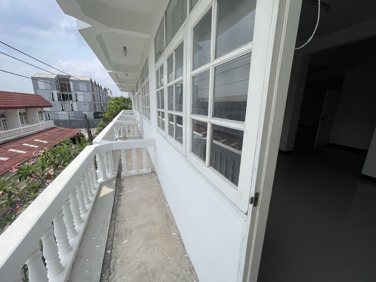 ให้เช่าอาคารพาณิชย์สุขุมวิท อโศก ทองหล่อ : ให้เช่าอาคารพาณิชย์ 3.5 ชั้น ใช้สอย 500ตร.ม 5 คูหา สุขุมวิท101/1 ซอย วชิรธรรมสาธิต 51 