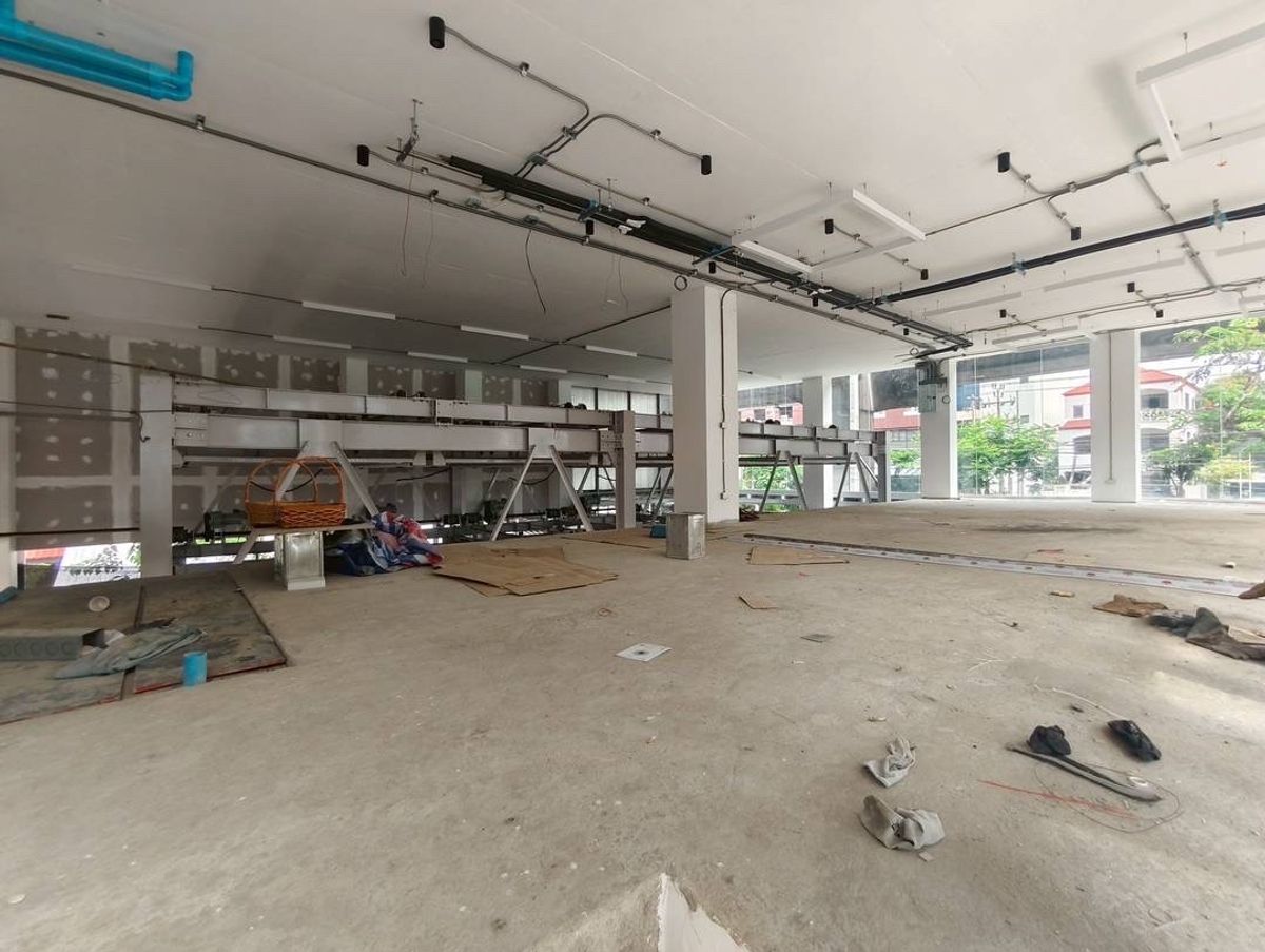 For RentShowroomRama9, Petchburi, RCA : Rent a new showroom on Rama 9 Road. There are 20 parking elevators suitable for small hospitals, surgery hospitals, beauty clinics, animal hospitals, healthcare hub, wellness center, company office.