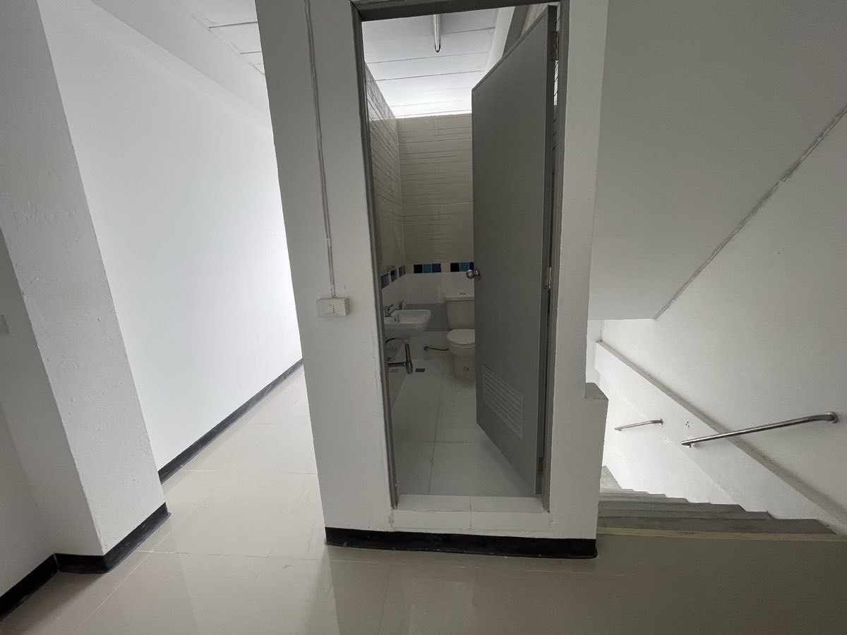 ให้เช่าอาคารพาณิชย์สุขุมวิท อโศก ทองหล่อ : ให้เช่าอาคารพาณิชย์ 3.5 ชั้น ใช้สอย 500ตร.ม 5 คูหา สุขุมวิท101/1 ซอย วชิรธรรมสาธิต 51 