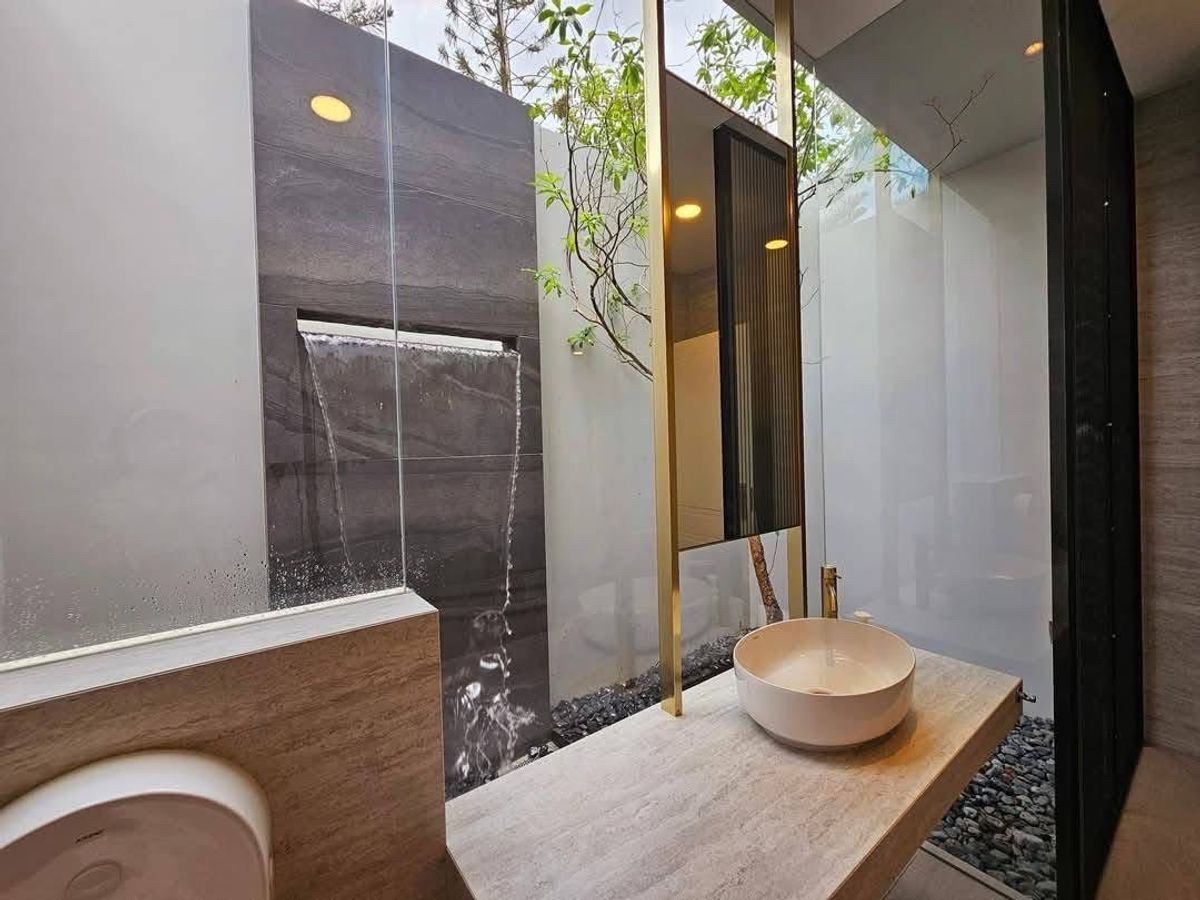 For SaleHousePattanakan, Srinakarin : 𝐇𝐎𝐓 𝐃𝐄𝐀𝐋 House for sale in Nantawan Rama 9, Krungthep Kreetha, size 650 SQ.M 5 Bed, only 110 MB !!