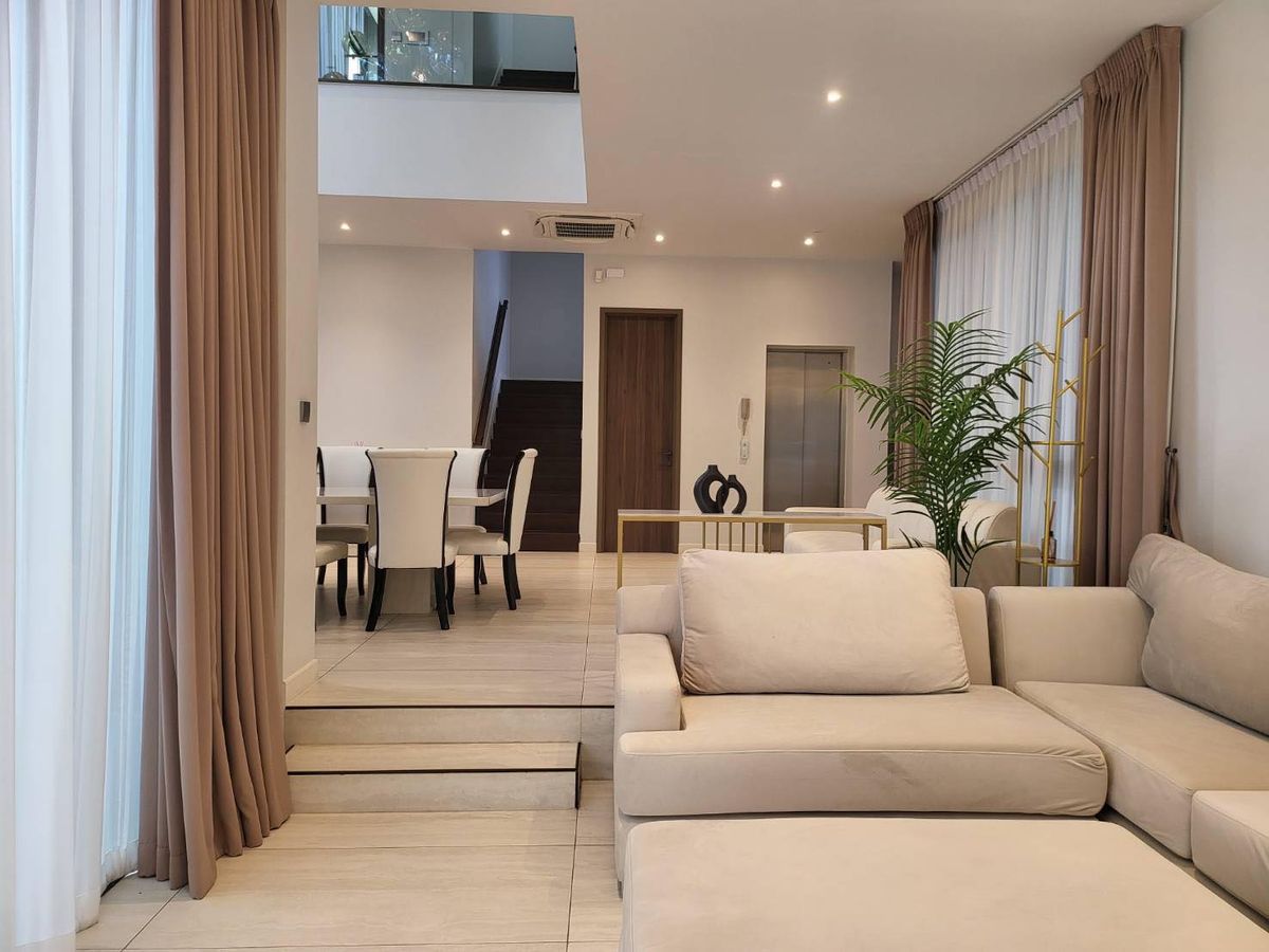 ให้เช่าบ้านพัฒนาการ ศรีนครินทร์ : For Rent | Luxury 3-Storey House with Private Elevator at BuGaan Krungthep Kreetha