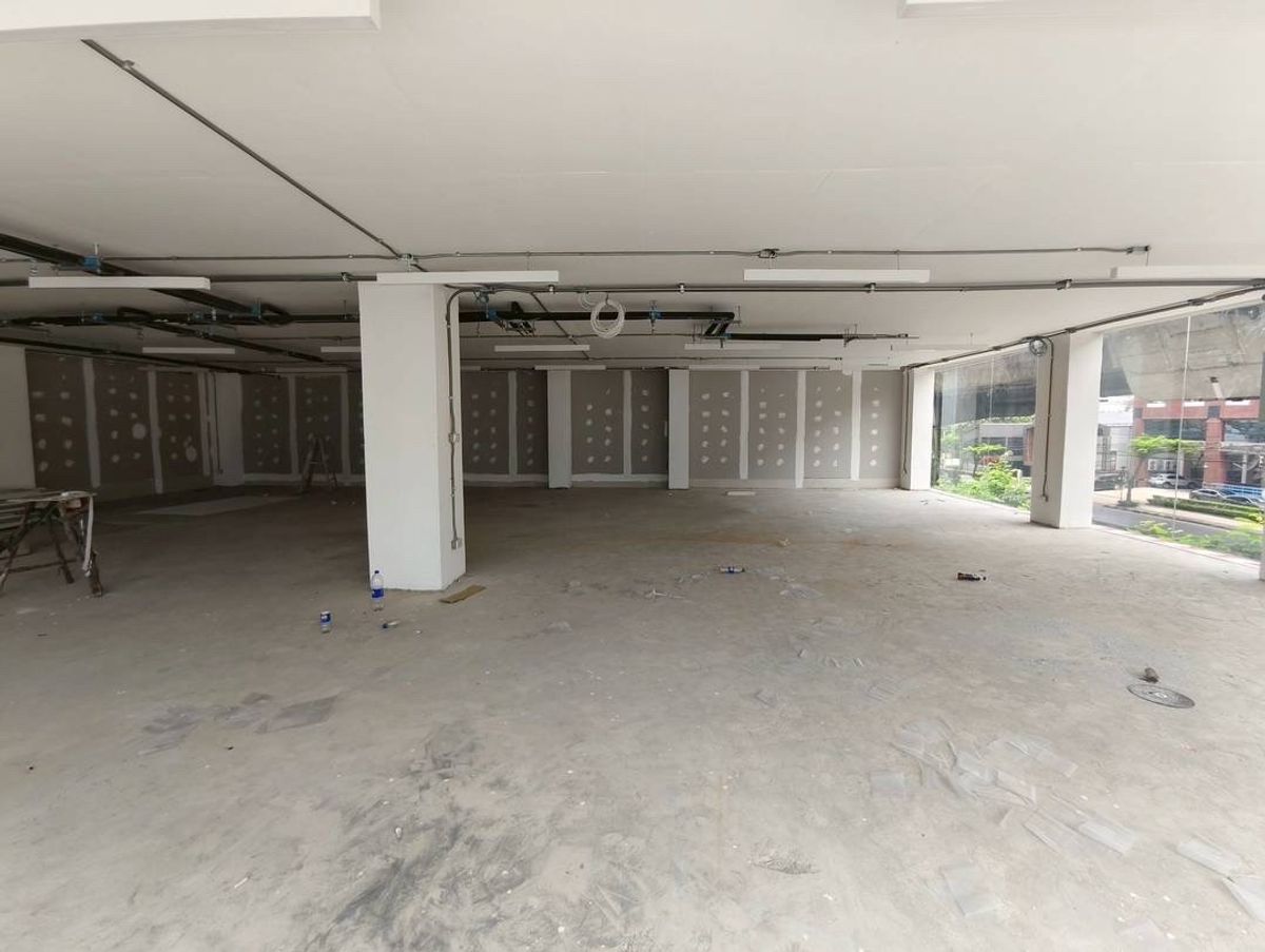 For RentShowroomRama9, Petchburi, RCA : Rent a new showroom on Rama 9 Road. There are 20 parking elevators suitable for small hospitals, surgery hospitals, beauty clinics, animal hospitals, healthcare hub, wellness center, company office.
